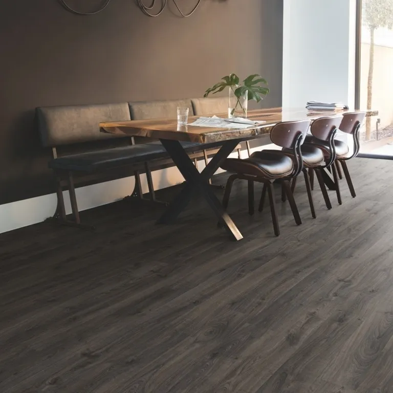 פרקט Quick-Step בגוון אלון כהה בפינת אוכל
