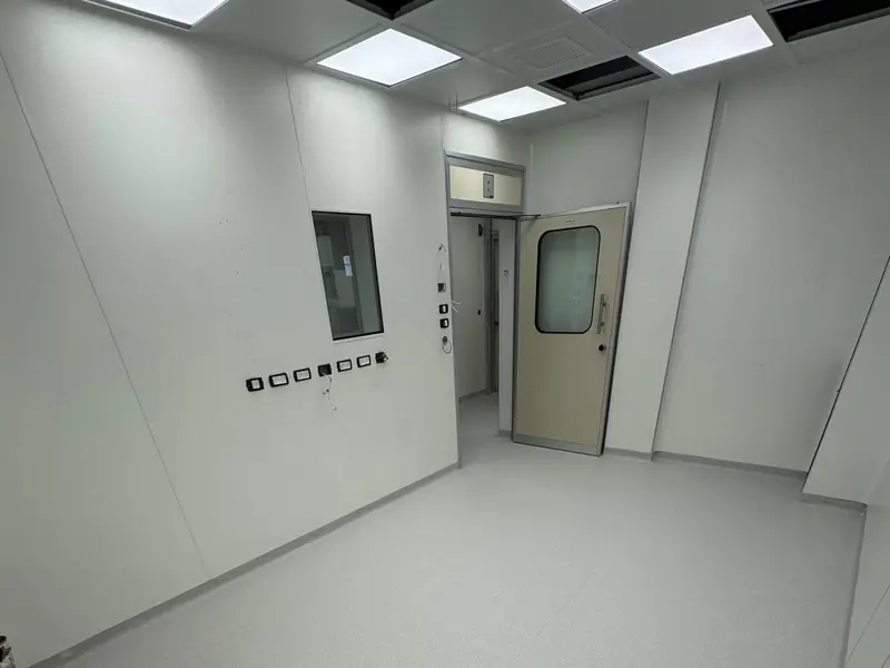 חדר נקי לבן עם ריצוף PVC אנטי־סטטי ורולקה עולה על הקיר