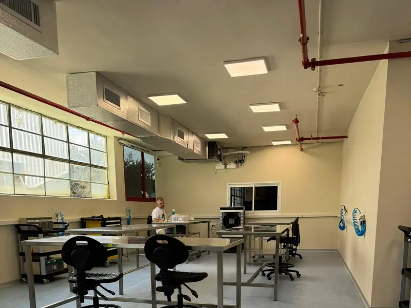מעבדת אלקטרוניקה עם עמדות עבודה וריצוף PVC מוליך בגוון אפור מנוקד