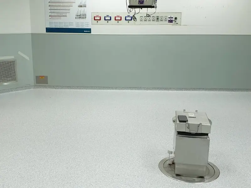 חדר ניתוח גמור עם ריצוף PVC מנוקד ורולקה מוקפצת אל הקיר
