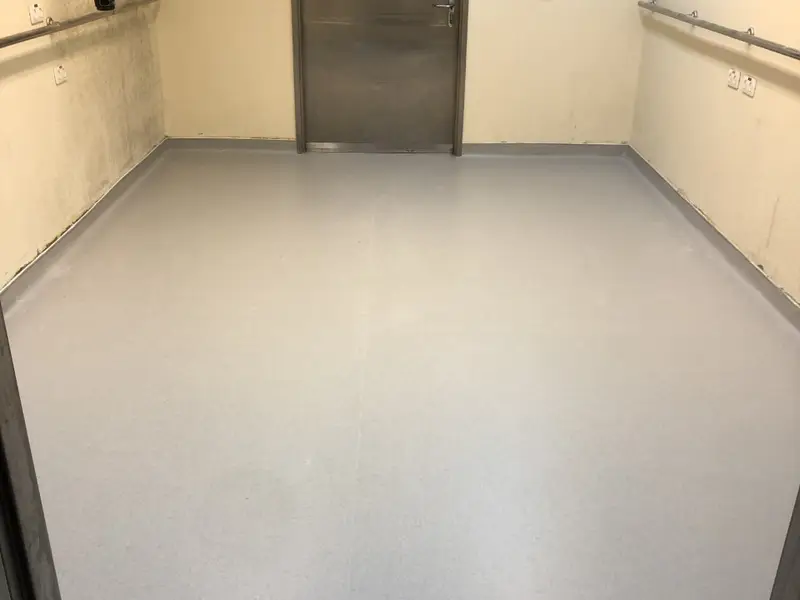 חדר נקי באוניברסיטה עם ריצוף PVC בהיר רציף