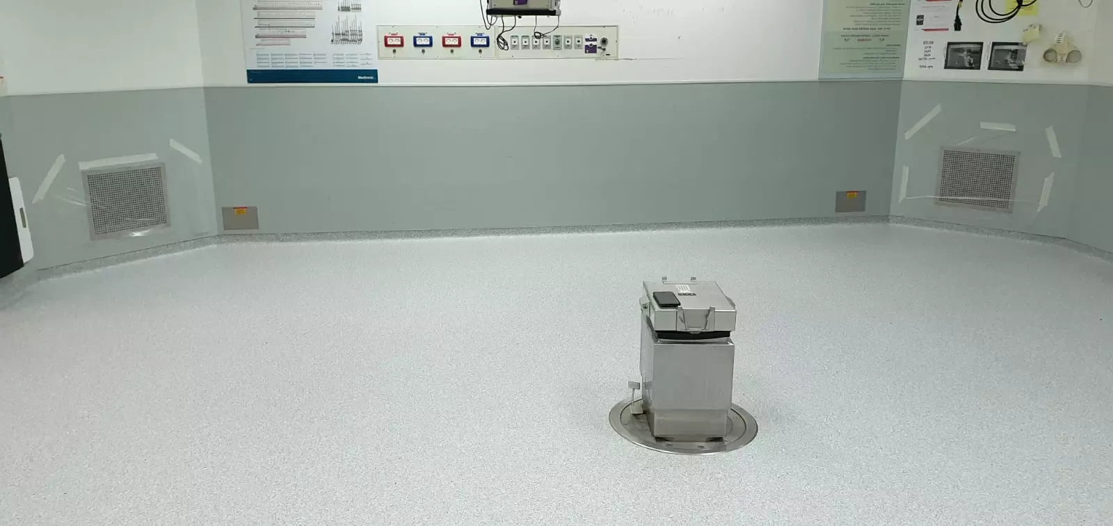 ריצוף PVC בהיר במסדרון בית חולים