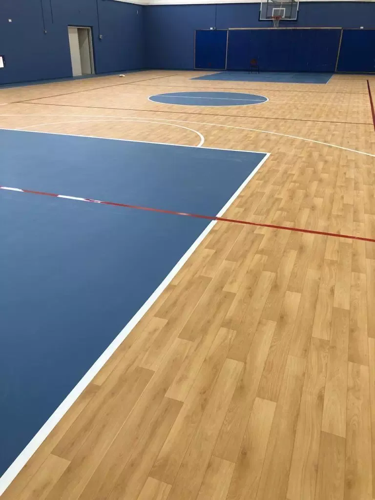 אולם ספורט עם רצפת PVC